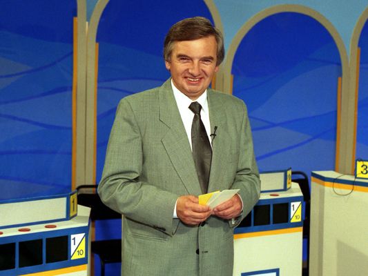 W 1994 R Na Antenie Programu 2 Tvp S A Startuje Teleturniej Jeden Z Dziesieciu Ktorego Gospodarzem Jest Tadeusz Sznuk Telewizja Polska Sa
