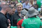 Prezydent Andrzej Duda (2L) i pierwsza dama Agata Kornhauser-Duda (3L) wzięli udział w akcji „sprzątaMY” (fot. PAP/Grzegorz Michałowski)