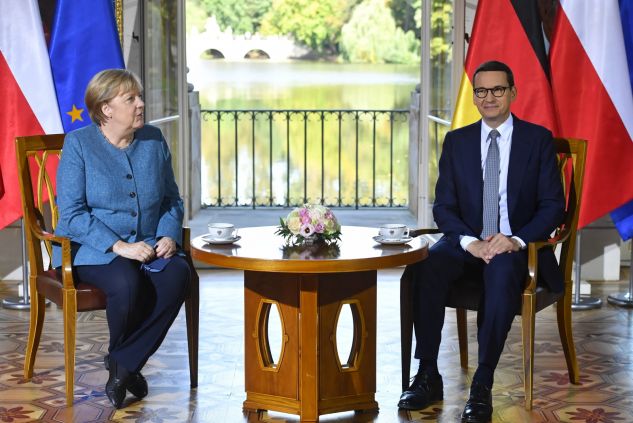 Premier Mateusz Morawiecki (P) oraz kanclerz Republiki Federalnej Niemiec Angela Merkel (L) podczas spotkania w Sali Salomona (fot. PAP/Piotr Nowak)