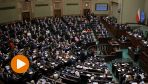 Posłowie na sali obrad podczas posiedzenia Sejmu w Warszawie (fot. PAP/Marcin Obara)