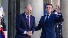 Prezydent Francji Emmanuel Macron (P) i kanclerz Niemiec Olaf Scholz  (L) (fot. arch. PAP/EPA/CHRISTOPHE PETIT TESSON)
