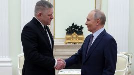 Russian President Vladimir Putin (R) shakes hands with Slovak PM Robert Fico (L) during their meeting at the Kremlin in Moscow on Sunday. Photo: PAP/EPA