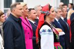 Prezydent Andrzej Duda (2L) oraz pierwsza dama Agata Kornhauser-Duda (3L) podczas Centralnych Dożynek Prezydenckich na dziedzińcu Belwederu w Warszawie (fot. PAP/Radek Pietruszka)