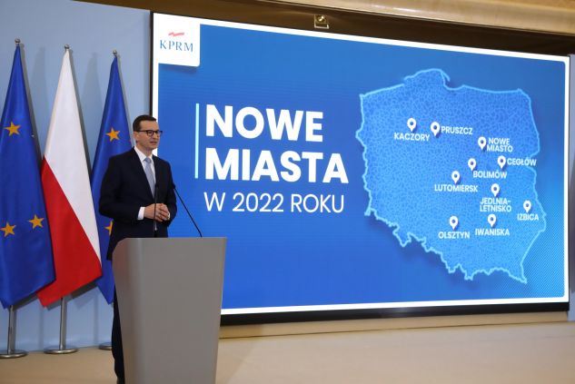 Premier Mateusz Morawiecki wziął udział w nadaniu praw miejskich dziesięciu miejscowościom w Polsce (fot. PAP/Wojciech Olkuśnik)
