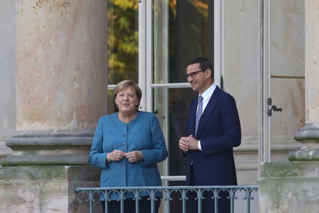 Premier Mateusz Morawiecki (P) oraz kanclerz Republiki Federalnej Niemiec Angela Merkel (L) na tarasie pałacu  (fot. PAP/Rafał Guz)
