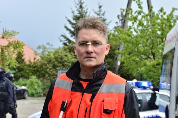 Szef stacji – po tym, jak zmarła pacjentka, u której wykonał w terenie cesarskie cięcie – trafi na celownik prokuratury. I w końcu poprosi Wiktora, by go zastąpił.  - Chciałbym, żebyś przejął po mnie obowiązki kierownika. Mam prokuratorską sprawę... Nie mogę być kierownikiem.