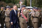 Prezydent RP Andrzej Duda (L) na uroczystości wręczenia sztandaru wojskowego Dowództwu Generalnemu Rodzajów Sił Zbrojnych (fot. PAP/Leszek Szymański)