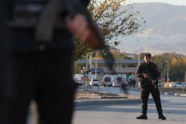 Police officers block the road leading to the Turkish Aerospace Industries plant attacked by terrorists. Ankara, 23/10/2024 Serdar Ozsoy / Getty Images