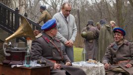 W roli Jarosława Iwaszkiewicza wystąpił Mariusz Bonaszewski (fot. TVP)