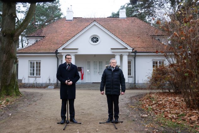 Premier Mateusz Morawiecki (L) oraz wicepremier, minister kultury i dziedzictwa narodowego Piotr Gliński (P) podczas wizyty w muzeum Józefa Piłsudskiego w Sulejówku (fot. PAP/Leszek Szymański)