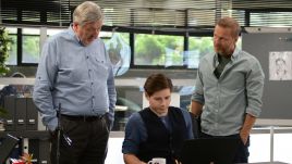 Komendant i Gutek niefortunnie zainwestują swoje oszczędności. Nie jest pewne, czy uda im się odzyskać pieniądze... (fot. W. Baczyk/ TVP)