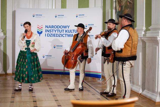 Fot/Ewa Kalinowska/ 53. Międzynarodowy Festiwal Folkloru Ziem Górskich, Hanna Rybka przy akompaniamencie Wojciecha Buńdy, Pawła Trebunia Tutka, Roberta Czecha.