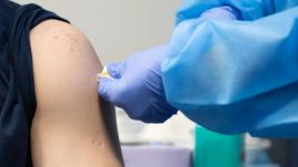 Wkrótce ma zostać wydany komunikat ws. podawanie trzeciej dawki szczepionki wcześniej niż po upływanie sześciu miesięcy od szczepienia podstawowego (fot. PAP/Jakub Kaczmarczyk)