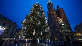 Krakow’s decorations, which were inaugurated at the beginning of December, are set to shine on until February 2. Photo: PAP/Łukasz Gągulski