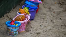 Dziecięce zabawki w piaskownicy na osiedlu w Przemyślu (fot. arch. PAP/Darek Delmanowicz)
