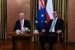 Premier Mateusz Morawiecki (P) i gubernator generalny Australii David Hurley (L) podczas spotkania w KPRM w Warszawie (fot. PAP/Piotr Nowak)
