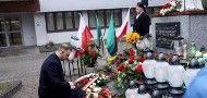 Andrzej Duda złożył kwiaty i zapali znicz pod pomnikiem św. Barbary przy kopalni Pniówek fot. PAP/Tomasz Wiktor)