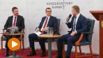 Premier RP Mateusz Morawiecki (C), premier Słowacji Eduard Heger (L) i prowadzący, dziennikarz Michal Magusin (P) podczas II Szczytu Konserwatywnego w Bratysławie,(fot.  PAP/Albert Zawada)