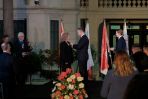 Prezydent Andrzej Duda (2P) oraz odznaczeni Ewa Marta Świerczyńska (C) i Andrzej Stefan Niwiński (2L) podczas spotkania z przedstawicielami Polonii w ambasadzie RP w Kairze (fot. PAP/Mateusz Marek)