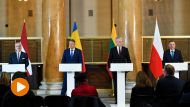 Prezydenci: RP Andrzej Duda (P), Litwy Gitanas Nauseda (2P), Łotwy Egils Levits (L) oraz Rumunii Klaus Iohannis (2L) podczas konferencji prasowej w Kownie (fot.PAP/Radek Pietruszka)