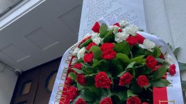 W 80. rocznicę powołania Rady Pomocy Żydom „Żegota” złożono kwiaty od prezydenta pod pamiątkową tablicą przy ul. Żurawiej 24 w Warszawie (fot. Twitter/@prezydentpl)