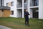 Prezydent Andrzej Duda podczas wizyty w nowo oddanym bloku, wybudowanym w ramach programu mieszkaniowego w Zakliczynie (fot. PAP/Łukasz Gągulski)