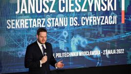 Sekretarz stanu ds. cyfryzacji Janusz Cieszyński przemawia podczas konferencji  (fot. PAP/Maciej Kulczyński)