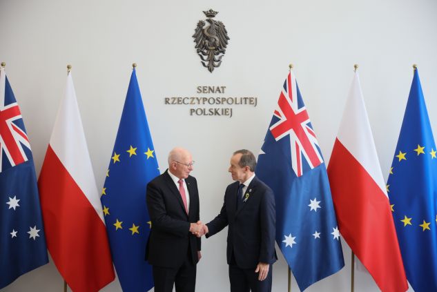 Marszałek Senatu Tomasz Grodzki (P) i gubernator generalny Australii David Hurley (L) podczas powitania przed spotkaniem w Senacie w Warszawie (fot. PAP/Leszek Szymański)