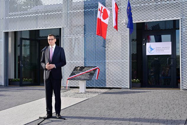 Premier Mateusz Morawiecki podczas otwarcia Gminnego Inkubatora Przedsiębiorczości w Trzcianie (fot. PAP/Art Service 2)