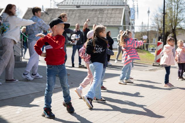 Z okazji Międzynarodowego Dnia Tańca w Niemenczynie odbył się FlashMob, fot. TVP Wilno/Eva Przychodska