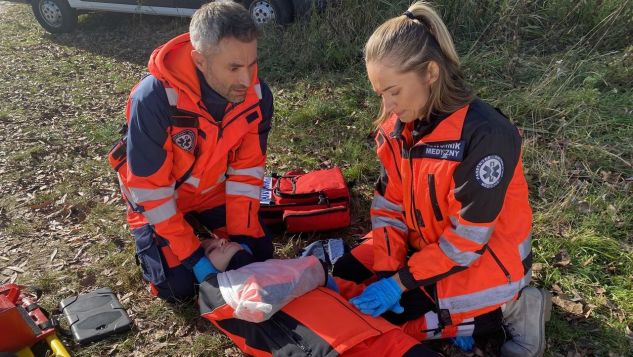 Gdy na miejsce dotrą Benio z Sonią, ratowniczka straci władzę w nogach – i będzie naprawdę przerażona. - Nie mogę się ruszyć... - Leż! Wszystko będzie ok, tylko się nie ruszaj... - Zróbcie coś, Sonia! Przed chwilą było dobrze, chodziłam!... - Spokojnie, może to krwiak… Poczekajmy na diagnozę lekarzy. Będzie dobrze, zobaczysz…