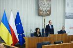 Marszałek Senatu Tomasz Grodzki (C) oraz senatorowie Wiktor Durlak (P) i Agnieszka Kołacz-Leszczyńska (L) podczas uroczystego 53. posiedzenia Izby w Warszawie (fot. PAP/Leszek Szymański)