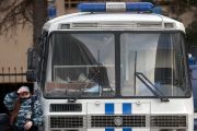 Полицейский автомобиль у жилого дома на Университетском проспекте, где были обнаружены тела бывшего вице-президента Газпромбанка Владислава Аваева, его жены и ребенка. Москва, Россия. 18 апреля 2022 года. Фото: Сергей Фадеичев / ТАСС / Forum