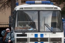 Полицейский автомобиль у жилого дома на Университетском проспекте, где были обнаружены тела бывшего вице-президента Газпромбанка Владислава Аваева, его жены и ребенка. Москва, Россия. 18 апреля 2022 года. Фото: Сергей Фадеичев / ТАСС / Forum
