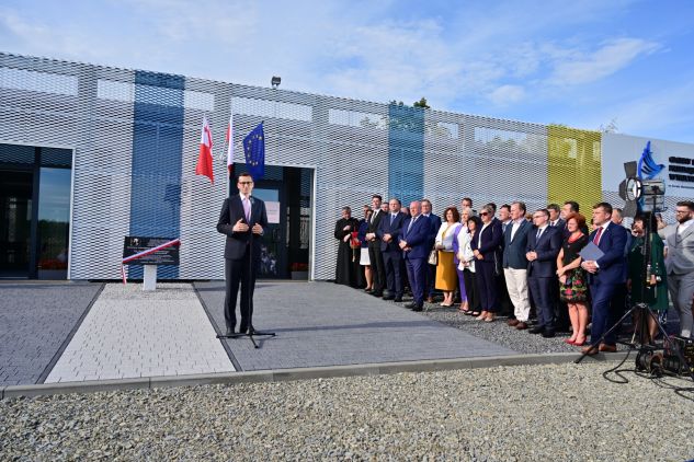 Premier Mateusz Morawiecki (C) podczas otwarcia Gminnego Inkubatora Przedsiębiorczości w Trzcianie (fot. PAP/Art Service 2)
