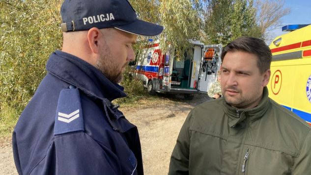 Chwilę później, targany wyrzutami sumienia, Adam odda się za to w ręce policji. - To wszystko to... moja wina... - Zapraszam do radiowozu!