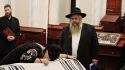 Wife of fallen Matityahu Anton Samborskyi cries on the coffin of her husband during a funeral ceremony at Kyiv’s Central Synagogue on September 12, 2024, in Kyiv, Ukraine. Photo: Andriy Zhyhaylo/Obozrevatel/Global Images Ukraine via Getty Images 