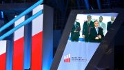 Widoczny na telebimie prezydent Andrzej Duda przemawia podczas uroczystości (fot.  PAP/Darek Delmanowicz)