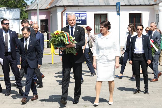 Prezydent Litwy Gitanas Nauseda (C-L) z małżonką Dianą Nausediene (C-P) złożyli kwiaty przed pomnikiem smoleńskim w Sejnach (fot. PAP/Artur Reszko)