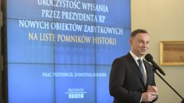 Prezydent Andrzej Duda wręczył rozporządzenia uznające nowe obiekty zabytkowe za Pomniki Historii (fot. PAP/Marcin Obara)