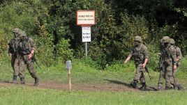 Wojsko w pobliżu miejscowości Usnarz Górny (fot. PAP/Artur Reszko)