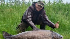 Dariusz Musiał with a giant silver carp. Photo: Wiadomości Wędkarskie