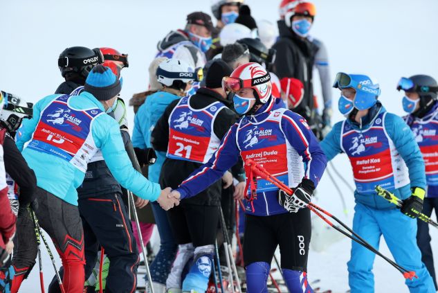 Prezydent Andrzej Duda (C) podczas 8. edycji charytatywnych zawodów w narciarstwie alpejskim 12H Slalom Maraton Zakopane 2022” na Polanie Szymoszkowej w Zakopanem (fot. PAP/Grzegorz Momot)