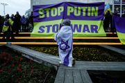 Ребенок, завернутый в израильский флаг, участвует в демонстрации в поддержку Украины после вторжения России. Тель-Авив, Израиль. 20 марта 2022 года. Фото: Corinna Kern / Reuters / Forum