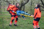 Pirotechnicy ruszą do akcji… A Piotr i Martyna kilka godzin spędzą uwięzieni na środku pola minowego, cały czas trzymając nosze z chorym. Jako pierwsza zacznie tracić siły Kubicka: – Ręce mi zdrętwiały… Już nie mogę! Jednak Wiktor, przez radio, zmobilizuje dziewczynę, by się nie poddawała.