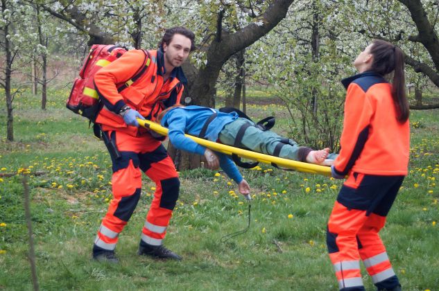 Pirotechnicy ruszą do akcji… A Piotr i Martyna kilka godzin spędzą uwięzieni na środku pola minowego, cały czas trzymając nosze z chorym. Jako pierwsza zacznie tracić siły Kubicka: – Ręce mi zdrętwiały… Już nie mogę! Jednak Wiktor, przez radio, zmobilizuje dziewczynę, by się nie poddawała.