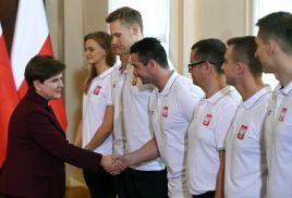 Premier Beata Szydło podczas spotkania z medalistami mistrzostw Europy w pływaniu (fot. PAP/Radek Pietruszka)