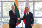 Prezydent Andrzej Duda (P) i prezydent Litwy Gitanas Nauseda (L) podczas spotkania w Juracie (fot. PAP/Jakub Szymczuk/KPRP)