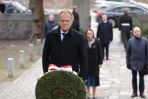 Premier Polski D. Tusk złożył wieńce na Cmentarzu na Rossie