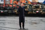 Prezydent Andrzej Duda podczas odbioru pierwszych koreańskich czołgów K2 oraz haubic K9 na terenie Terminalu Kontenerowego w Gdyni (fot. PAP/Adam Warżawa)